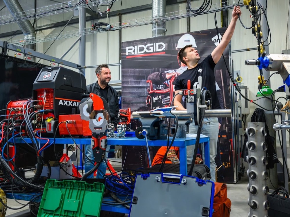 Předvádění strojů AXXAIR a RIDGID